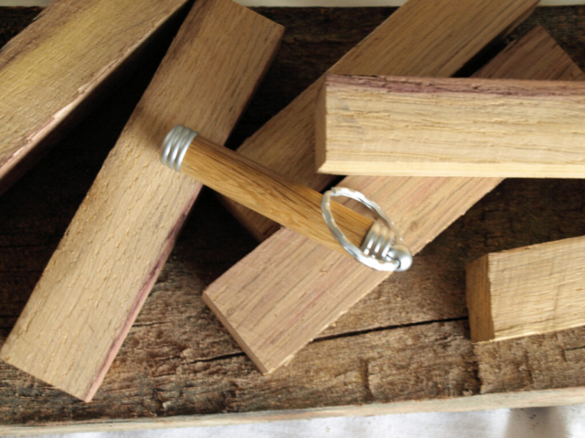 Hier sehen sie Holzkanteln mit einer rötlichen Färbung, Diese stammt von dem darin gelagerten Rotwein.